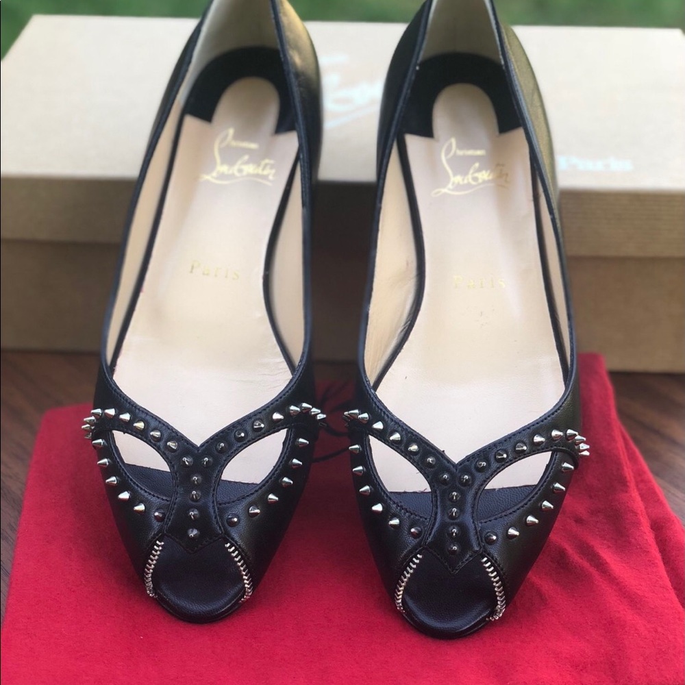Christian Louboutin spiked flats with open toe.
Black, size US 7